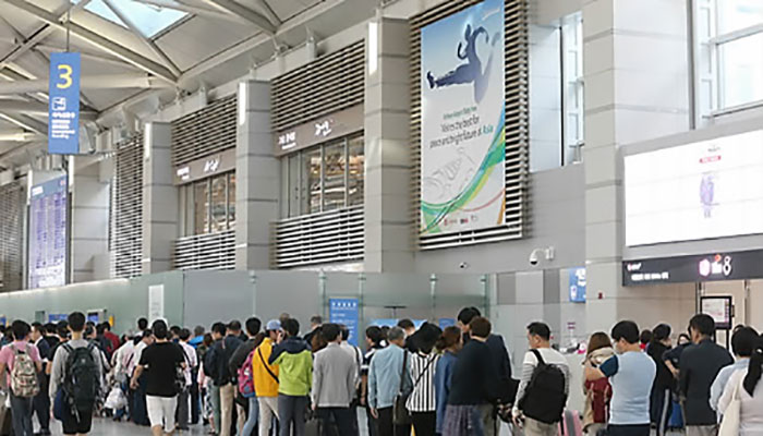 인천공항에서 승객들이 보안검색을 위해 줄을 서고 있다.