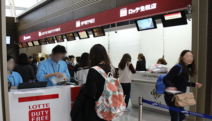 照片=高恩毅记者。仁川国际机场乘机栋引渡场的样子。一个顾客着急离开的样子。