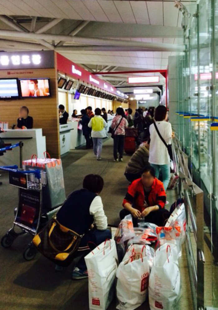 混雑する仁川国際空港免税品引渡場の様子