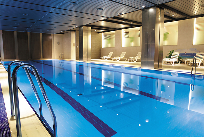图片提供=乐天城市酒店/乐天城市酒店位于麻浦的室内游泳池全景
