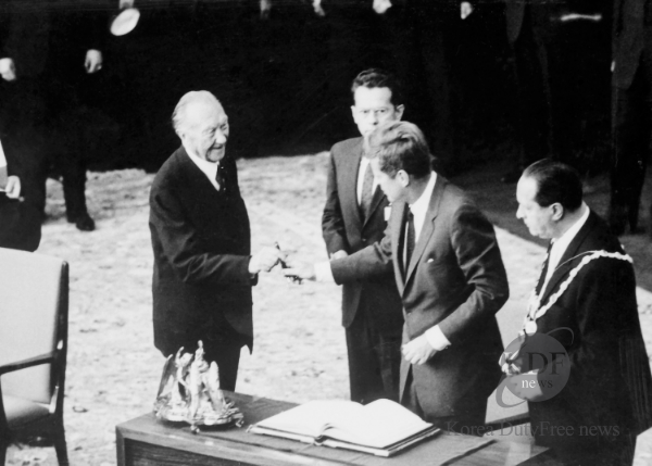 사진= 1963년 독일-프랑스 우호조약이 맺어질 당시 독일을 방문한 존 F. 케네디 미 대통령에게 몽블랑 마이스터스튁 149 만년필을 건네는 콘트라 아데나워 독일 총리.