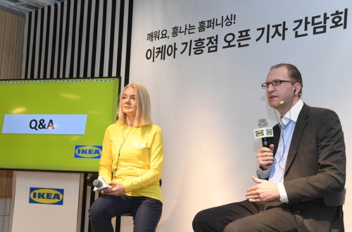 안예 하임 이케아 기흥점장(왼쪽), 프레드릭 요한손 이케아코리아 대표. 이케아코리아 제공