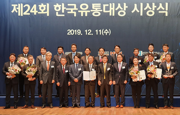 BGF리테일 이건준 사장(좌측에서 6번째)과 수상자들이 제 24회 한국유통대상 기념촬영을 하고 있다.