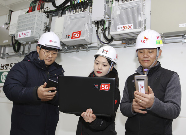 통신 3사 네트워크 담당자들이 광주광역시 금남로 5가역에서 5G 네트워크 품질을 점검하고 있다.
