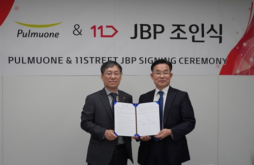 11번가 이상호 대표(왼쪽)와 풀무원 이상부 전략경영원장(오른쪽)이 공동마케팅 협약(JBP)을 체결하고 협약서를 들어 보이고 있다.