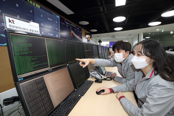11일 오전 경기 과천에 위치한 KT INS운용센터에서 KT 직원들이 스미싱을 모니터링하고 있다. 사진=KT 제공