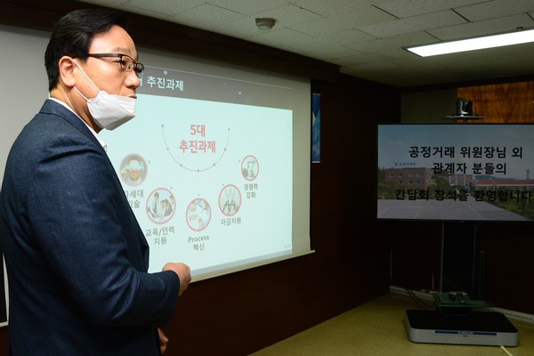 LG전자 김태용 동반성장담당이 상생방안을 발표하고 있다.