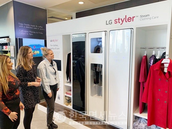 LG전자가 이달 9일부터 20일까지 2주간 프리미엄 백화점을 운영하는 ‘존 루이스(John Lewis)’의 英 런던 소재 본사 1층에 LG 스타일러 체험존을 운영하고 있다. 현지 고객들이 신개념 의류관리기 LG 스타일러를 살펴보고 있다