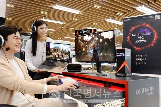 모델이 LG전자 베스트샵 강남본점에서 2020년형 ‘LG 울트라기어’ 게이밍 모니터·고성능 노트북을 소개하고 있다