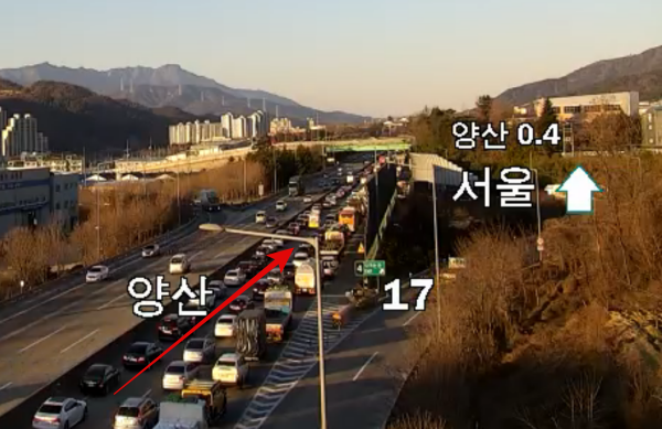 사고 여파로 경부고속도로 양산 부근 서울 상행선이 극심한 정체를 보이고 있다.