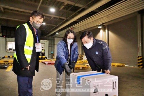 UPS코리아 특송총괄 안순임 이사가 김윤식 인천본부세관장에게 백신 반출작업을 설명하고 있다.