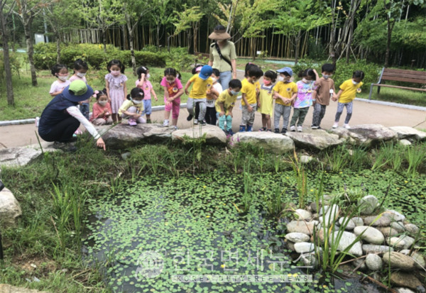 산림교육센터에서 유아를 대상으로 진행하는 ‘와~숲 유아체험’ 모습. 사진 산림청.
