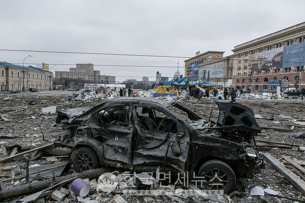 하르키프 중앙 자유 광장에 러시아 공격으로 파괴된 자동차 모습
