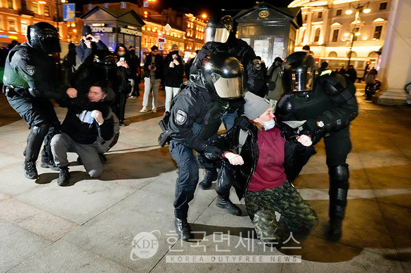 러시아 경찰이 우크라이나 침공에 반대하는 시위대를 검거하고 있다