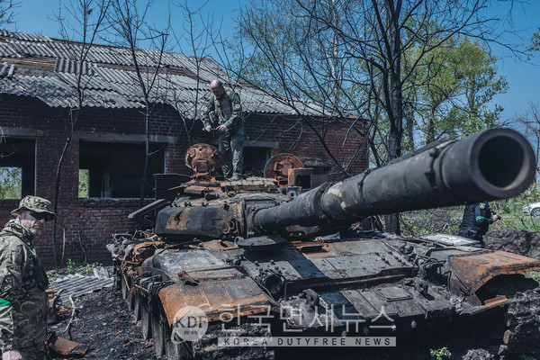 우크라이나군의 공격으로 완파된 러시아 전차