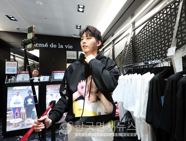 신세계면세점 K패션 매장에서 라이브를 하고 있는 왕홍