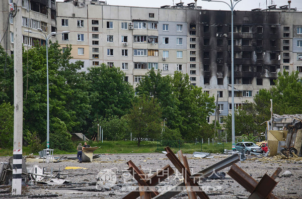 러시아군의 포격을 받은 하르키우 민간인 아파트 모습