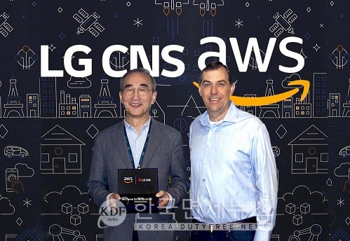 LG CNS 김영섭 사장(왼쪽)과 AWS 맷 가먼(Matt Garman) 수석 부사장이 LG CNS의 AWS 프리미어 티어 파트너 자격 획득 기념 사진을 촬영하고 있다.