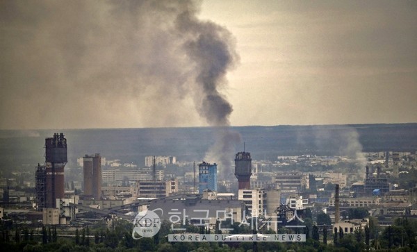 러시아군의 포격으로 검은 연기가 피어 오르고 있는 세베로도네츠크 도시