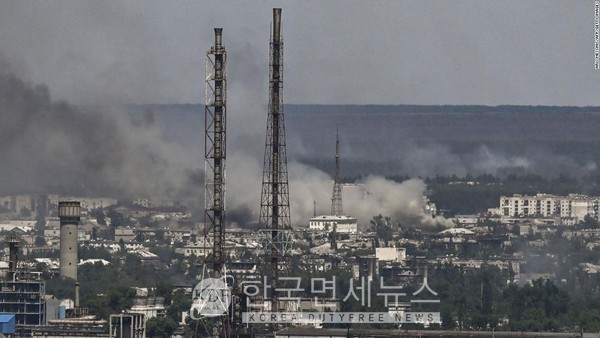 14일 러시아군의 공격으로 세베로도네츠크 지역엔 검은 연기가 사라지지 않고 있다