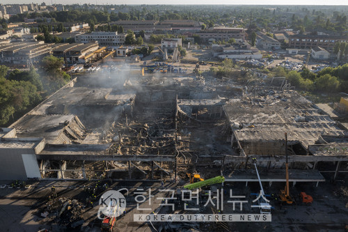 러시아 미사일 공격으로 파괴된 크레멘추크 쇼핑몰 모습