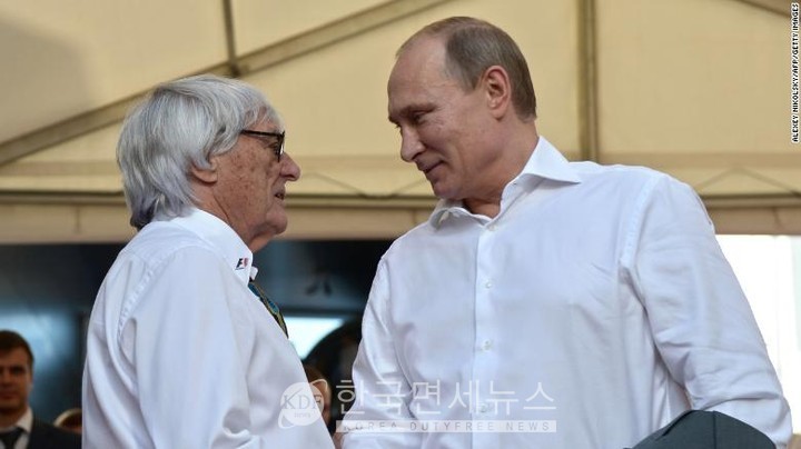 (좌측부터) 버니 에클레스톤 F1 전 회장과 블라디미르 푸틴 대통령이 악수를 나누고 있다