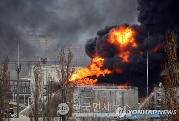 러시아의 미사일 공격으로 오데사 항구 시설이 불타고 있다.