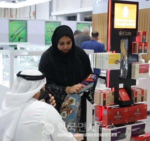 UAE에 위치한 한 약국의 정관장 카운터에서 약사가 고객에게 제품 설명을 하고 있다.