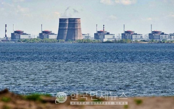 드니프로 강에서 바라본 자포리자 원자력 발전소