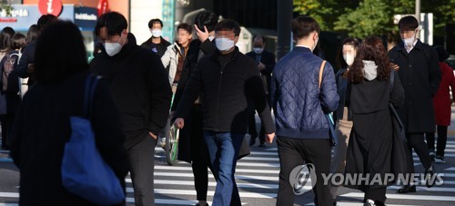 서울 지역 아침기온이 5도까지 떨어진 지난 18일 오전 서울 광화문사거리에서 두꺼운 옷차림의 시민들이 횡단보도를 건너고 있다.(사진=연합뉴스)