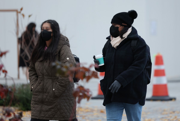 가을비가 내린 뒤 쌀쌀한 날씨를 보이는 지난 13일 오후 서울 광화문광장에서 두툼한 옷을 입은 외국인 관광객들이 길을 걷고 있다. 연합뉴스