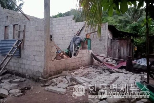 인도네시아 해상서 발생한 규모 7.6 강진으로 파손된 집. 지난 10일 인도네시아 안본섬 인근 해상에서 발생한 규모 7.6 강진으로 말루쿠 타님바르의 한 주택이 파손돼 있다. AFP 연합뉴스. <br>
