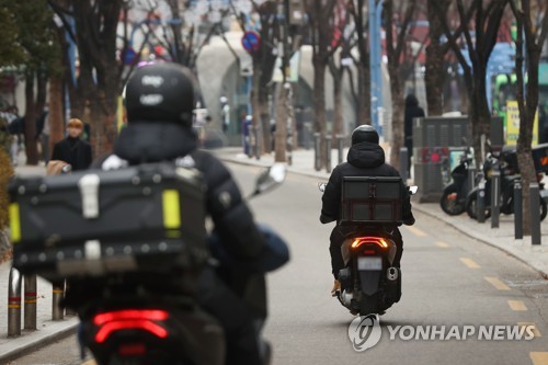 지난 5일 서울 시내에서 이동하는 배달 라이더들. 연합뉴스
