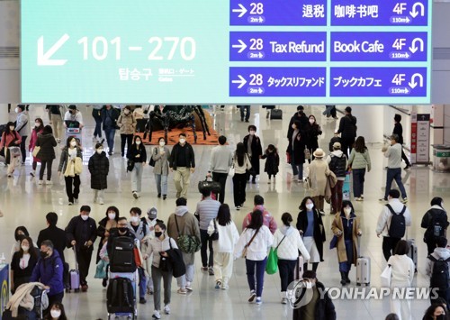 설 연휴를 이틀 앞둔 지난 19일 오전 인천국제공항 제1여객터미널 면세구역이 인파로 붐비고 있다. 연합뉴스