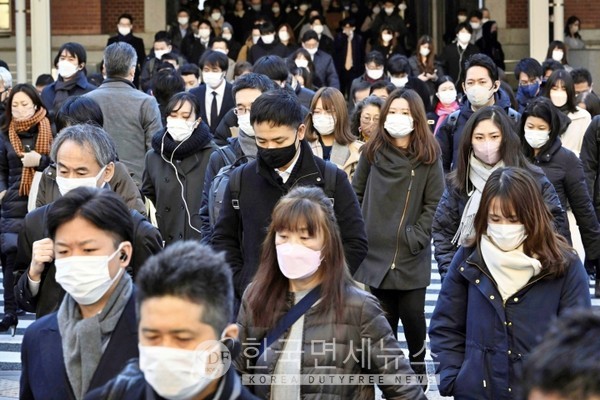 마스크를 쓰고 출근하는 도쿄 시민들
