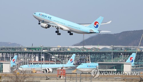 지난 20일 오후 인천국제공항 활주로에서 이륙하는 대한항공 항공기 모습. 연합뉴스