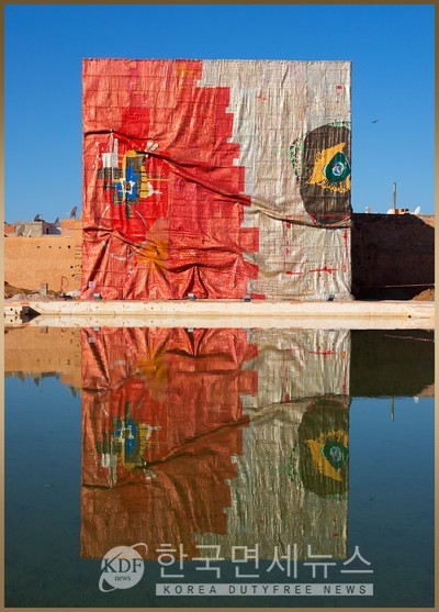 엘 아나추이의 작품 'Kindred Viewpoints, 2016'(출처: El Anatsui, Kindred Viewpoints, 2016. Image courtesy Marrakech Biennale 6, NOT NEW NOW. Photo © Jens Martin)