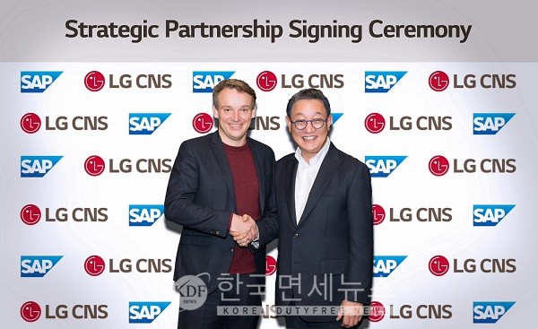 지난 10일 LG CNS 현신균 대표(오른쪽)와 SAP 크리스찬 클라인(Christian Klein) CEO가 전략적 파트너십 양해각서 체결 후 기념촬영을 하고 있다.