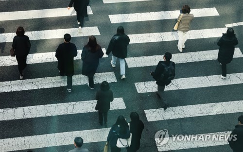 지난 7일 서울 도심에서 점심시간 직장인들이 식사를 위해 이동하고 있다. 연합뉴스