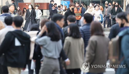 지난 7일 서울 도심에서 점심시간 직장인들이 식사를 위해 이동하고 있다. 연합뉴스
