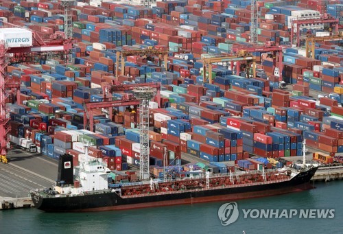 지난 10일 부산항 감만부두에서 컨테이너 하역작업이 진행되고 있다. 연합뉴스