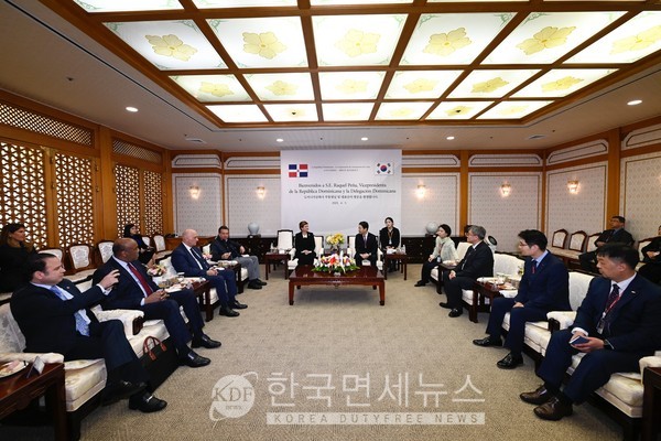 윤형중 한국공항공사 사장과 라켈 페냐 도미니카공화국 부통령이 페데르날레스 신공항건설사업을 위한 협력 방안을 논의하고 있다.