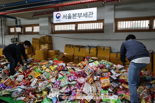서울세관 디지털무역범죄조사과 직원들이 압수창고에서 압수물품을 정리하고 있다
