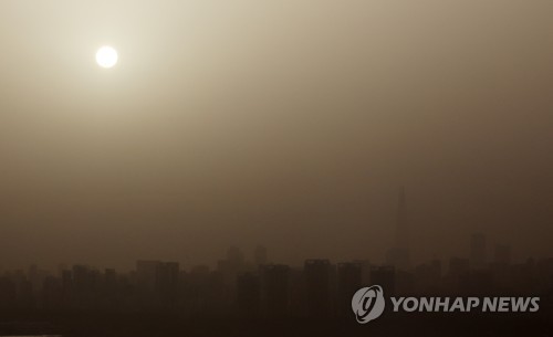 지난 13일 서울시내가 황사와 미세먼지로 뒤덮여 있다. 연합뉴스