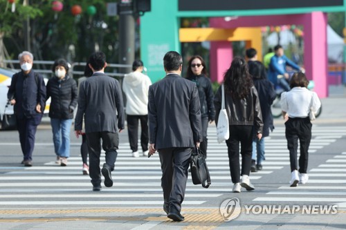 근로자의 날인 지난 1일 오전 서울 종로구 광화문네거리에서 직장인들이 출근하고 있다. 연합뉴스