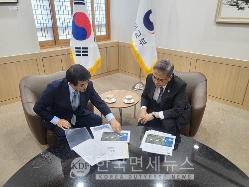 2022년 11월 2일 배준영 의원(왼쪽)은 박진 외교부 장관과의 면담에서 재외동포청의 인천 유치를 건의하고 있다.
