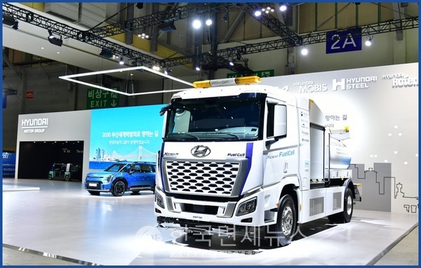 ‘2023 기후산업국제박람회(WCE)’ 현대차그룹관에 전시된 수소전기트럭 살수차와 EV9