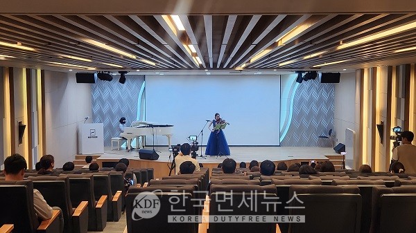 아트위캔 소속 ‘토닥토닥 앙상블’ 아티스트가 열정적인 연주를 선보이고 있다.