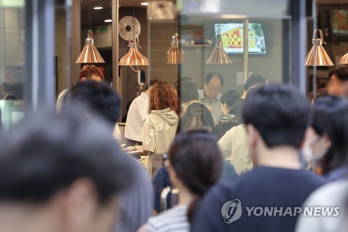 지난 22일 서울 시내 한 오피스빌딩 지하에 위치한 구내식당에서 직장인들이 점심식사하기 위해 자율배식하고 있다. 연합뉴스