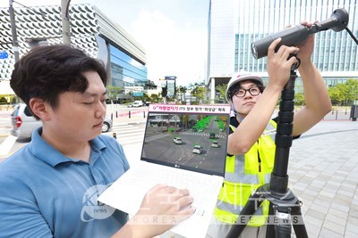 LG유플러스 직원들이 마곡사옥 앞 교차로에서 U+차량검지기를 테스트하고 있는 모습.